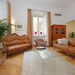 Treasurerome Adriana Charme 4Br